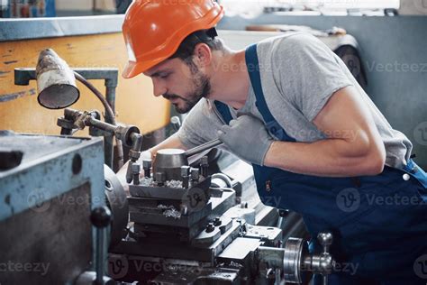 operador de fresa cnc|Operador de CNC .